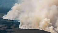 Rauch von einem massiven Waldbrand in der belgischen Region Hohes Venn ist am Sonntag, den 16. August 2026, von Deutschland aus zu sehen.