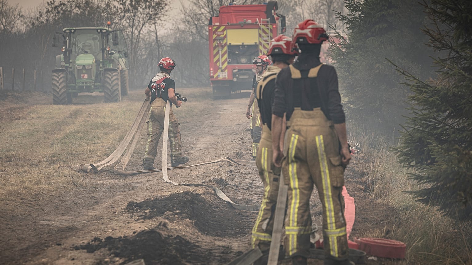Feuerwehrleute bekämpfen Waldbrände in den Hohen Venn nahe Waimes in Belgien am Sonntag, 16. August 2026.