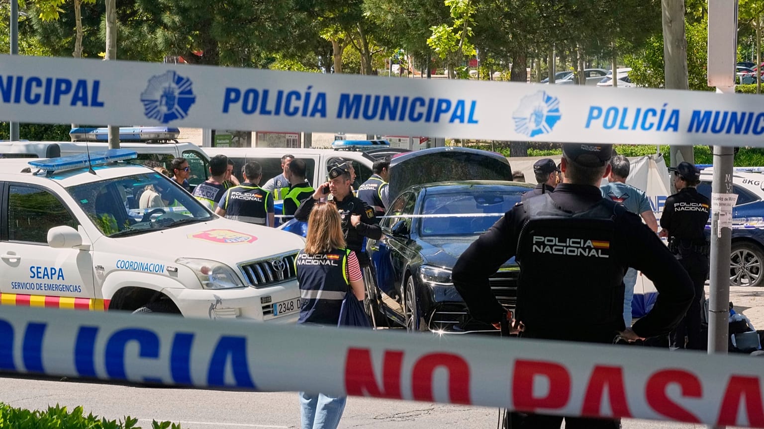 Spanish police officers cordon off an area of Madrid, 21 May, 2025