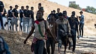 Las fuerzas de seguridad marroquíes detienen a unos migrantes tras intentar cruzar hacia el enclave español de Ceuta, el 15 de agosto de 2026.