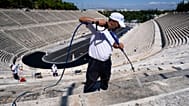 Συνεργεία καθαρισμού στο Παναθηναϊκό Στάδιο