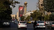 لوحة تحمل صورة المرشد الإيراني الراحل علي خامنئي وعبارة "علينا أن ننهض"، وسط طهران، 15 آب 2026.