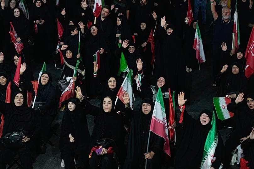 متظاهرون مؤيدون للحكومة الإيرانية خلال تجمع في إحدى ساحات طهران، 11 آب 2026.