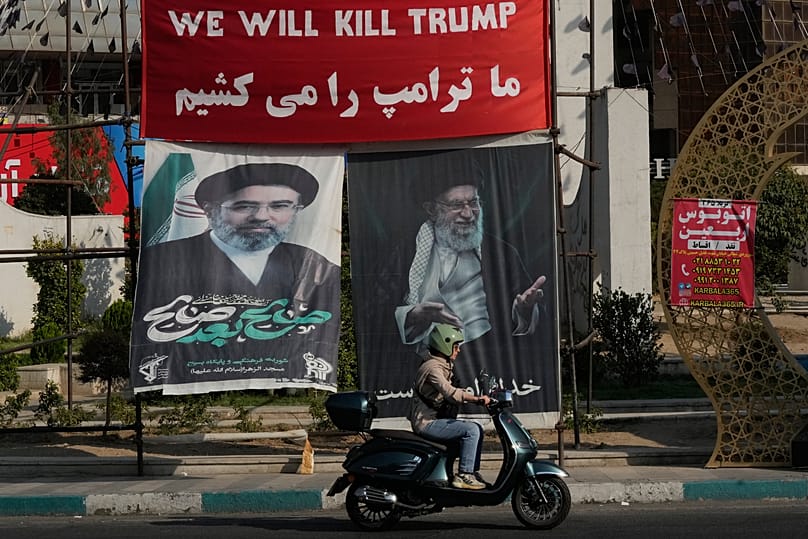  لافتة كتب عليها "سنقتل ترامب"، وصور للمرشد الإيراني الراحل علي خامنئي وخلفه مجتبى خامنئي في طهران، 10 آب 2026.