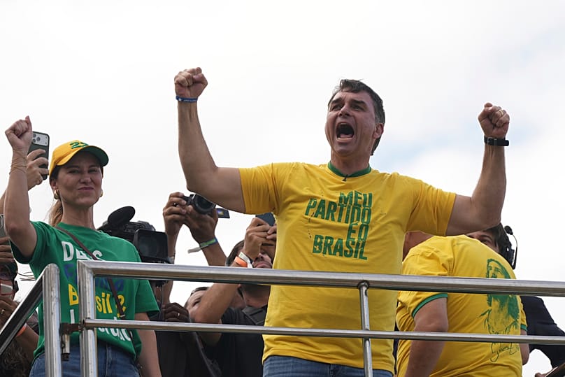 Flávio Bolsonaro deu pontapé de saída da campanha com comício em Copacabana e referências ao pai Jair Bolsonaro