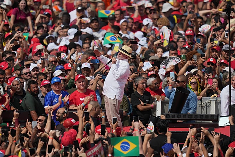 Lula lançou sua campanha de reeleição no estádio de futebol Vila Euclides, onde na década de 70 fez história como líder sindical