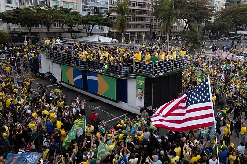 A bandeira dos EUA marcou presença na abertura da campanha do candidato presidencial da oposição Flavio Bolsonaro na Praia de Copacabana, no Rio de Janeiro