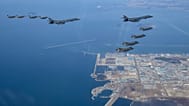 قاذفتان أمريكيتان من طراز "B-1B" ومقاتلات كورية جنوبية وأمريكية خلال مناورة جوية مشتركة فوق شبه الجزيرة الكورية، 19 نوفمبر 2022.