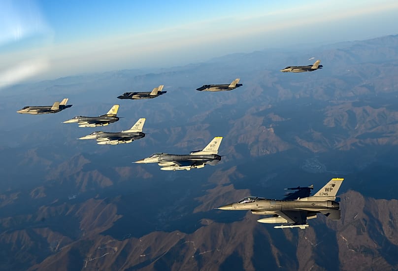 مقاتلات كورية جنوبية من طراز "F-35" وأخرى أمريكية من طراز "F-16" تحلق خلال مناورة جوية مشتركة فوق كوريا الجنوبية، 18 نوفمبر 2022.