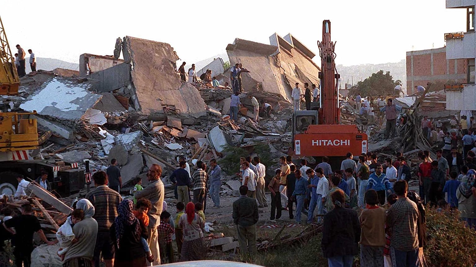 ARŞİV - Kocaeli merkezli depremin ardından kurtarma ekipleri hayatta kalanları arıyor, 17 Ağustos 1999.