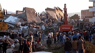 ARŞİV - Kocaeli merkezli depremin ardından kurtarma ekipleri hayatta kalanları arıyor, 17 Ağustos 1999.