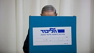 رئيس الوزراء الإسرائيلي بنيامين نتنياهو يدلي بصوته خلال الانتخابات التمهيدية لحزب الليكود ، 31 ديسمبر 2014.