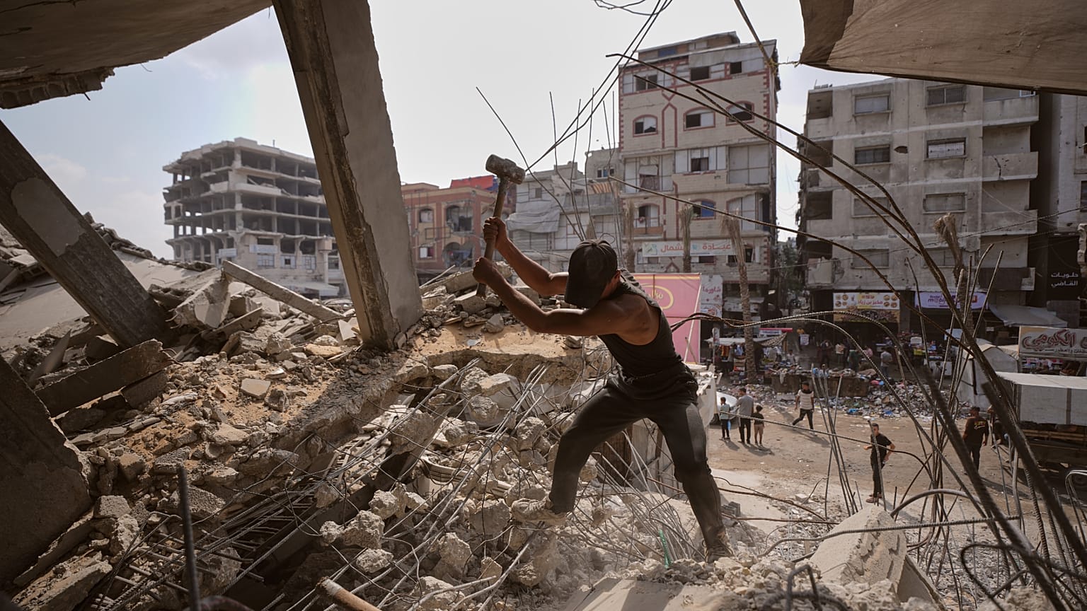 فلسطينيون يزيلون الحديد من تحت أنقاض المباني التي دمرتها الغارات الجوية الإسرائيلية خلال الحرب مع حماس، ويصلحونه ويعيدون تدويره للبناء أو بناء الخيام أو بيعه