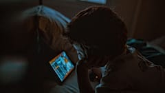 Małe dziecko ogląda tablet w nocy.