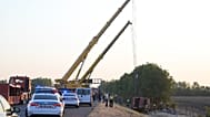 Összeroncsolódott autóbusz műszaki mentésén dolgozó tűzoltók