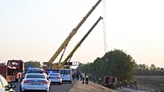 Strażacy podczas akcji ratowniczej przy zniszczonym autobusie
