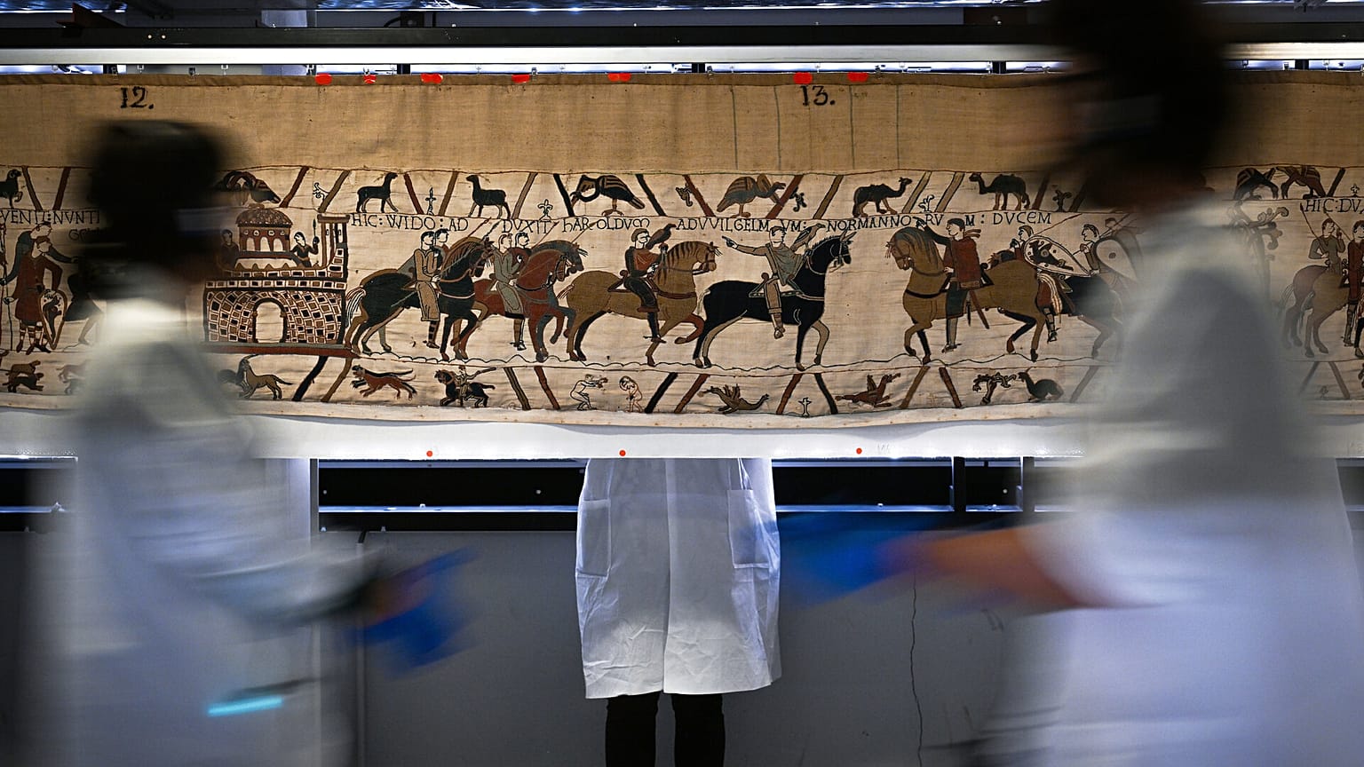 Lavoratori e volontari si preparano a imballare l'arazzo di Bayeux per trasferirlo al British Museum