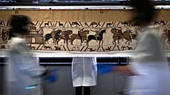Pracownicy i wolontariusze przygotowują tkaninę z Bayeux do spakowania i przewiezienia do British Museum