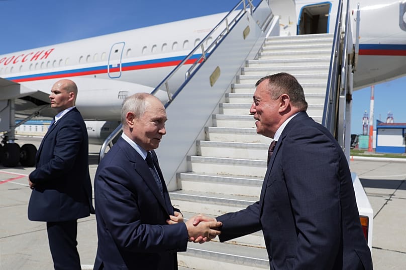 Rusya Devlet Başkanı Vladimir Putin, Kuril Adaları'nın en büyüğü olan İturup Adası'ndaki Kurilsk Havalimanı'nda Sahalin Bölge Valisi Valery Limarenko ile tokalaşıyor.