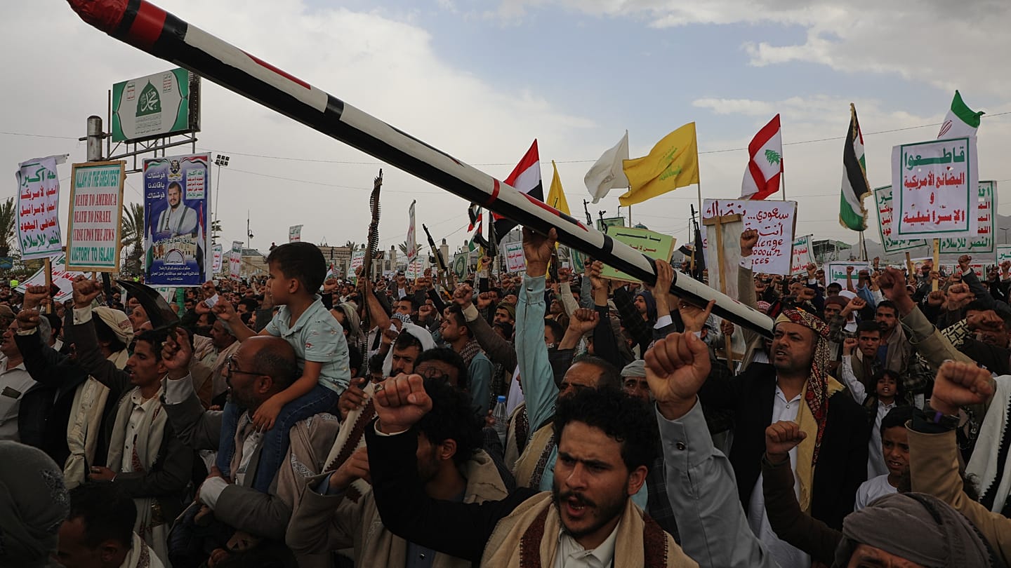 تصعيد جديد في اليمن: الحوثيون يطلقون 5 صواريخ باليستية نحو باب المندب ويستهدفون المخا بصواريخ فرط صوتية