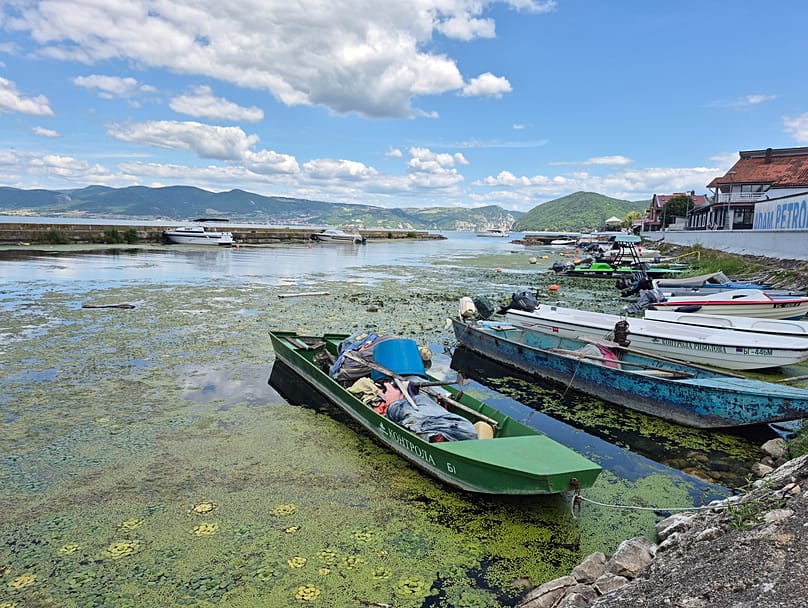 Barche sul fiume in Serbia.