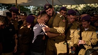 صورة تعبيرية- جنود إسرائيليون يودعون بحزن الرقيب مايكل تيوكين -الذي قُتل في هجوم بطائرة مسيّرة في جنوب لبنان