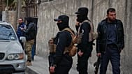 صورة تعبيرية- عناصر من قوات الأمن التابعة للحكومة السورية يقفون بالقرب من مركز للشرطة في بلدة جرمانا