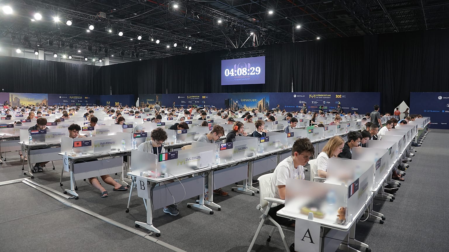 Des participants s'affrontent à l'IOI à Tachkent, en Ouzbékistan, en août 2026