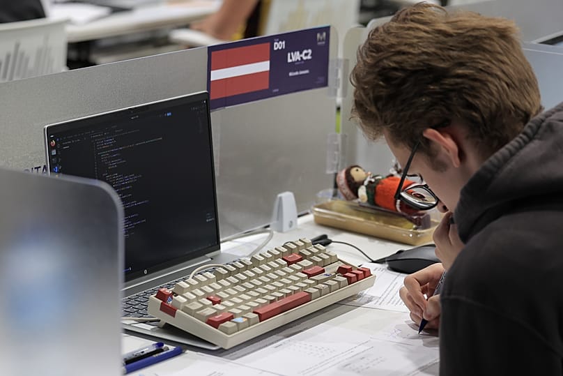 Un concurrent résout un problème algorithmique à l’IOI