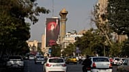 تنتصب لوحة إعلانية تحمل رسالة بالفارسية مفادها "علينا أن ننتفض" وصورة للمرشد الأعلى الإيراني الراحل آية الله علي خامنئي، فوق حركة المرور في وسط مدينة طهران، إيران