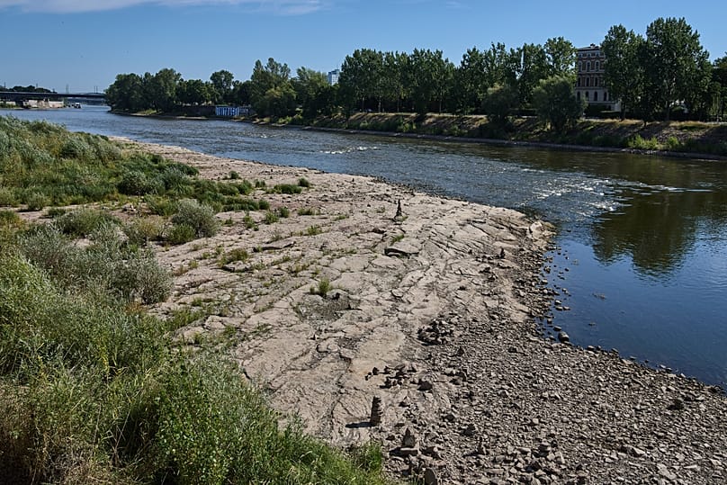 Une large partie du lit de l'Elbe est désormais visible à mesure que le niveau de l'eau baisse à Magdebourg, en Allemagne. Photo Aout 2026