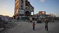 Crianças caminham entre as ruínas de edifícios destruídos pelos ataques aéreos israelitas durante a guerra com o Hamas, na cidade de Gaza, na segunda-feira, agosto de 2026