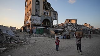 Crianças caminham entre as ruínas de edifícios destruídos pelos ataques aéreos israelitas durante a guerra com o Hamas, na cidade de Gaza, na segunda-feira, agosto de 2026