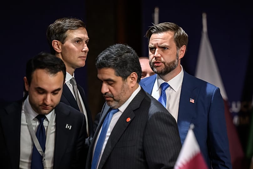 Ο αντιπρόεδρος των ΗΠΑ Τζ. Ντι Βανς, δεξιά, μιλά δίπλα στον απεσταλμένο του Τραμπ Τζάρεντ Κούσνερ.