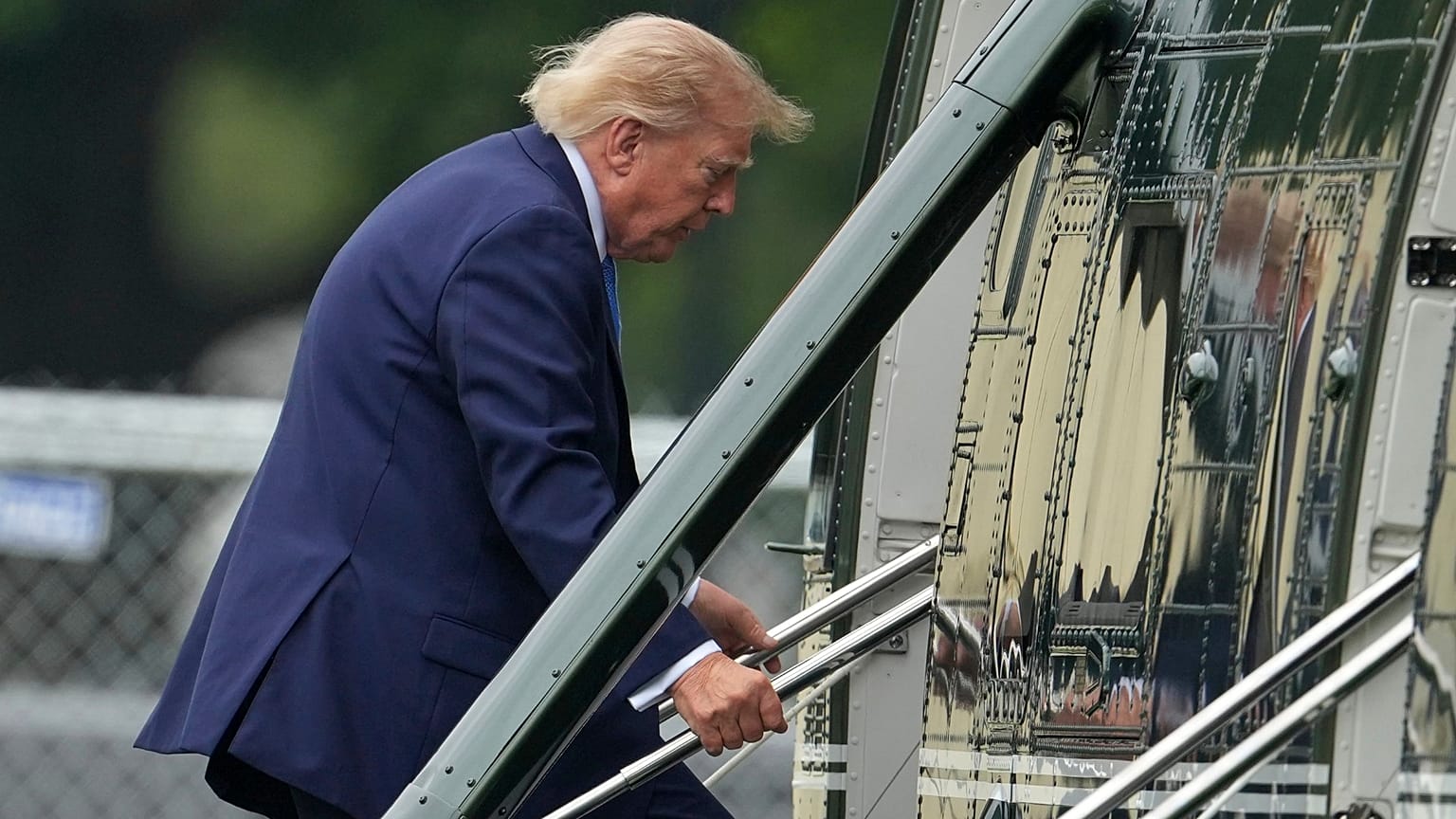 Il presidente Donald Trump sale a bordo del Marine One vicino alla Casa Bianca, venerdì 14 agosto 2026