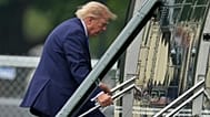 Il presidente Donald Trump sale a bordo del Marine One vicino alla Casa Bianca, venerdì 14 agosto 2026