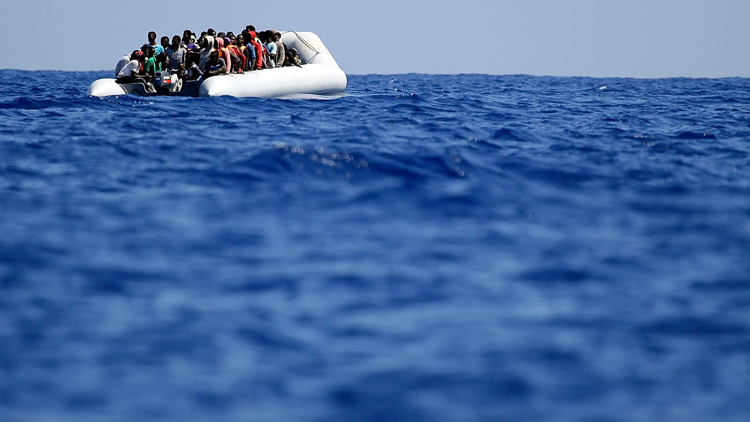 Foto di archivio di migranti in mare