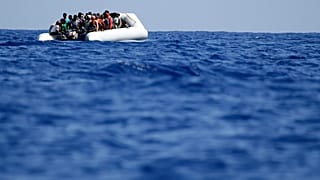 Foto di archivio di migranti in mare