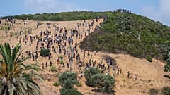 Ομάδα μεταναστών συγκεντρώνεται σε λόφο καθώς προσπαθεί να περάσει από τη μεθοριακή πόλη Φνιντέκ προς τον ισπανικό θύλακα της Θέουτα, το Σάββατο 15 Αυγούστου 2026