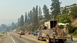 Cierran una carretera en Columbia Británica por un incendio forestal