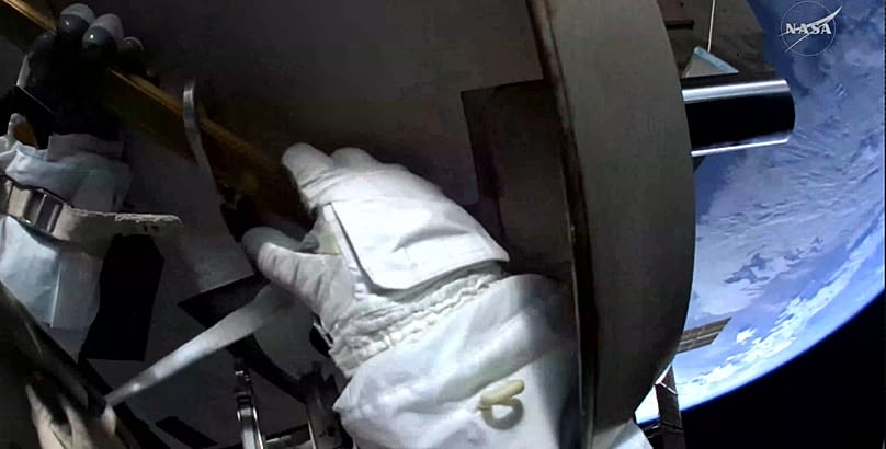 Une vue de la Terre grâce à la camera fixée sur le casque de l'astronaute française Sophie Adenot
