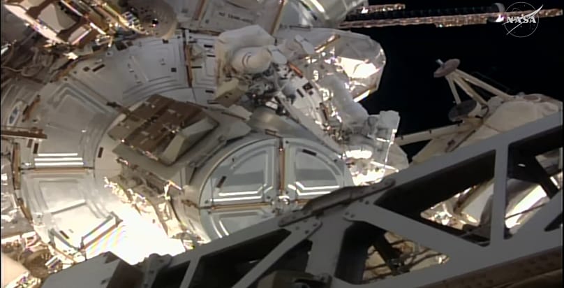 Sophie Adenot (à droite) et Anil Menon hors de l'ISS le 18 aout 2026 à 14h55 CET. 