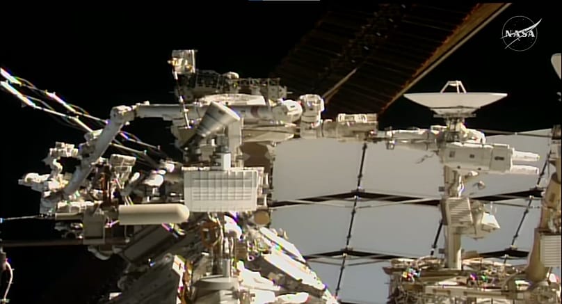 L'antenne parabolique (à droite) que les deux astronautes ont tenté de remplacer.  