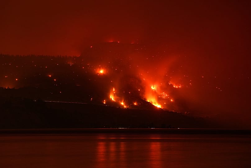L'incendie de Bald Range fait rage à Summerland, en Colombie-Britannique, dans la soirée du samedi 8 août 2026