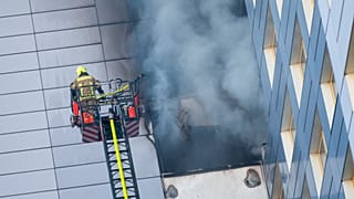 Dramatische Rettung aus dem 11. Stock eines Wohnhauses in Berlin-Friedrichshain