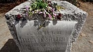 Federico García Lorca spanyol költő emlékműve annál a helyszínnél látható, ahol feltételezhetően el van temetve, Viznarban, Granada közelében, Spanyolország, 2008