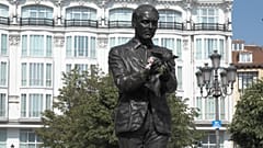 Statue dedicated to Federico García Lorca in Madrid.