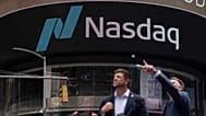 Varias personas permanecen frente al Nasdaq MarketSite en Nueva York, seis de agosto de 2026.