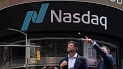 People stand outside the Nasdaq MarketSite in New York, 6 Aug. 2026