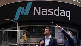 People stand outside the Nasdaq MarketSite in New York, 6 Aug. 2026